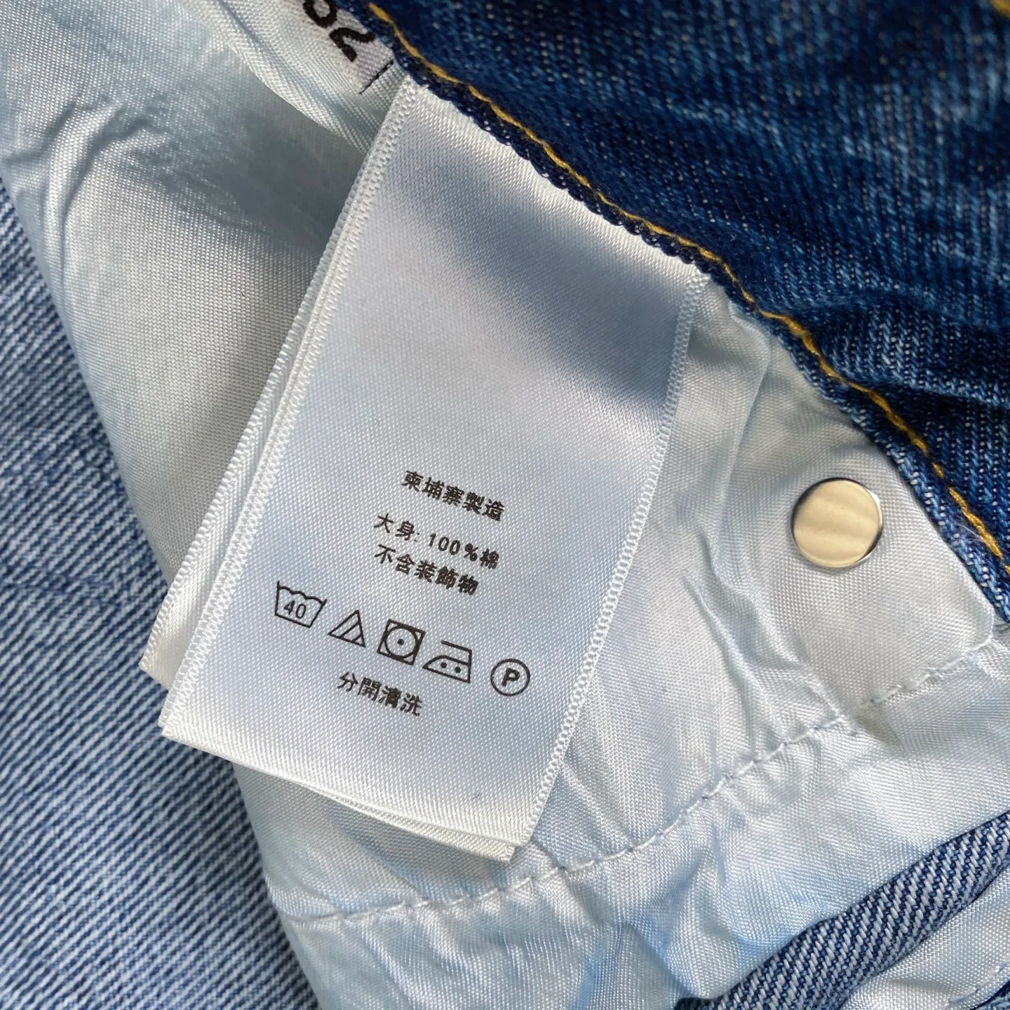 🅿️280 Chrome Hearts Chrome Hearts 24SS cross Sanskrit limited edition graffiti printed leather jeans. 💙Among Chrome Hearts’ many trousers, its color is unique and attracts people at first glance. It is made of beaded canvas fabric and has been washed with heavy water. The upper body is very textured, crisp and stylish, and will not collapse at all. The three-dimensional cut of the pants has a first-class effect in modifying the shape of the legs. It can be easily controlled by any figure, and you can instantly become a street trendy person when you put it on.  🔩Customized hardware, full of texture, every detail is done to the extreme. The thick beaded canvas fabric becomes soft and skin-friendly after washing, and has excellent breathability, making it comfortable to wear all day long. Customized small leather label, unique design, simple yet elegant, exquisite workmanship, neat wiring, every detail demonstrates quality and style.  These pants are gender-neutral and can be worn by both men and women, easily creating a sense of fashion. Pair them with a T-shirt or sweatshirt and you can easily go out and hit the streets. 🔵Classic blue, always a fashion favorite, suitable for any style of wear.  Size from 28 to 34 (corresponding to S-XL)